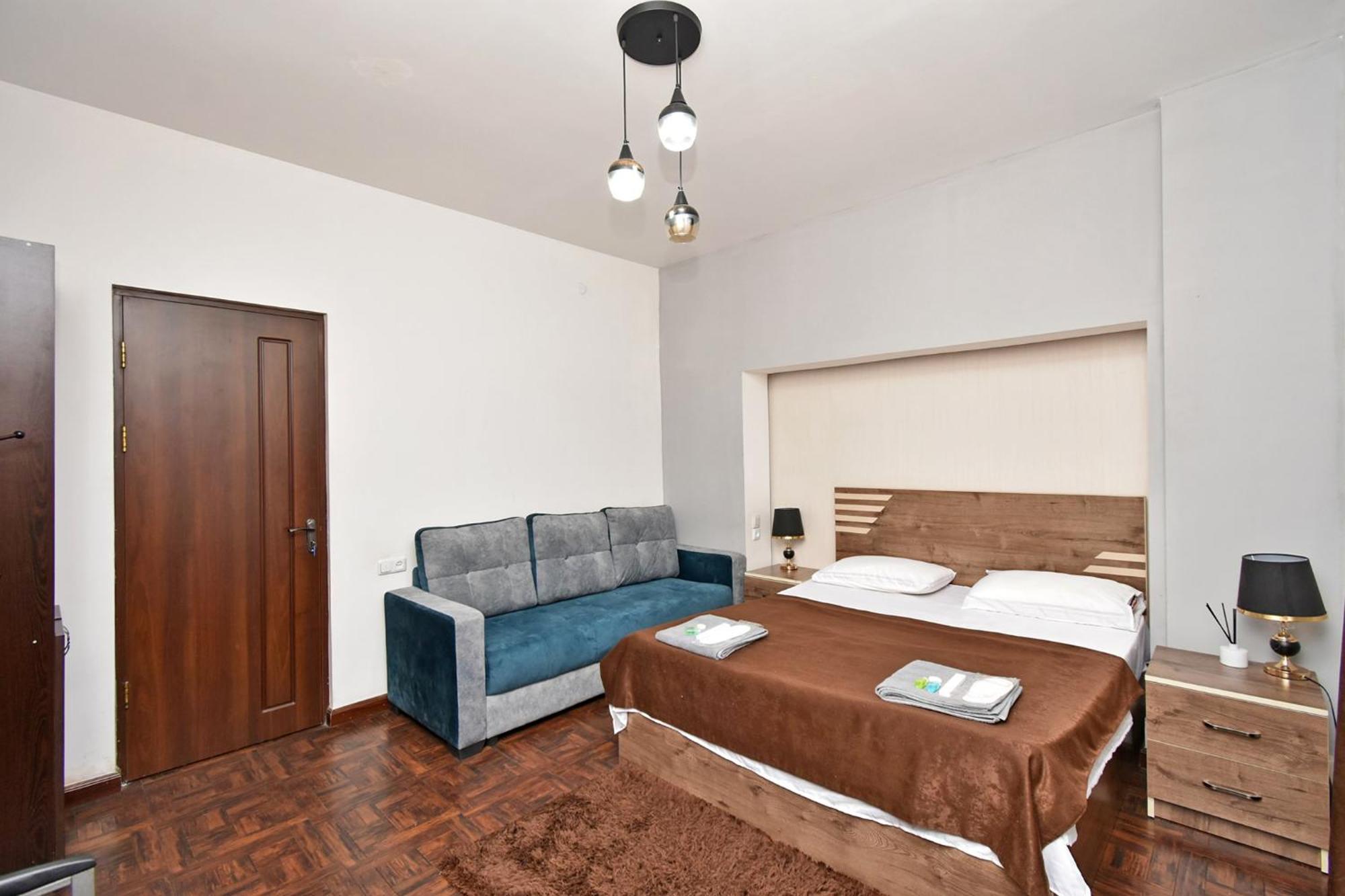 Hotel Aaa Erevan Esterno foto