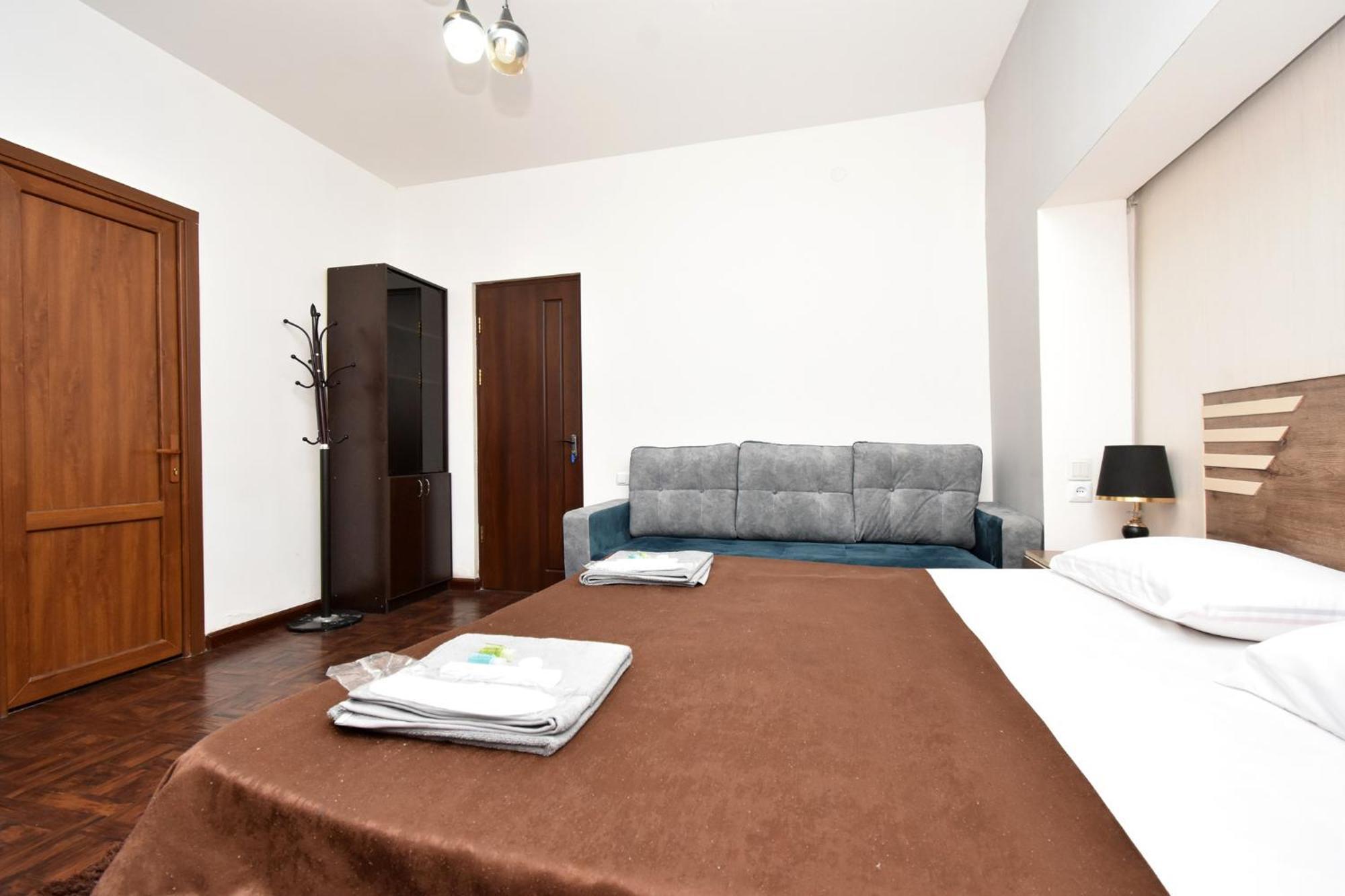 Hotel Aaa Erevan Esterno foto